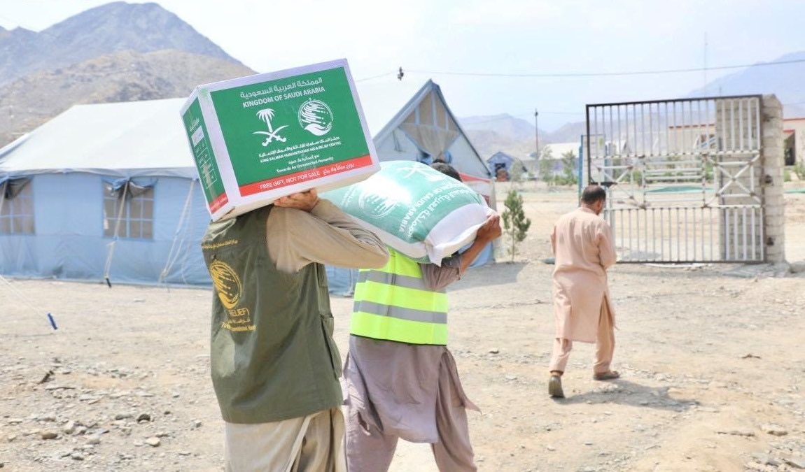 Kral Selman Yardım Merkezi, 2025-2026 Afganistan Gıda Güvenliği ve Acil Durum Projesi kapsamında Nangarhar vilayetinde Pakistan’dan dönen 720 kişiye 120 gıda kolisi dağıttı.

#الاذاعات_الدولية_السعودية
#suudiarabistan
#SaudiArabia