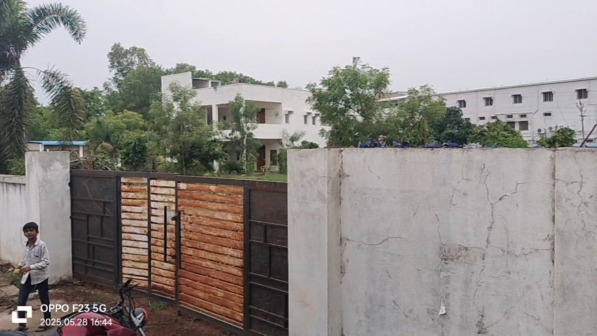 aam_junaid's tweet image. Shocking! Trees planted under @HarithaHaram at Bodhan MLA Camp Office 4 years ago have been suddenly cut down.
Who gave permission? Was the Forest Dept informed? Such acts destroy public trust in green initiatives.We demand an inquiry by  @Collector_NZB
@seethakkaMLA #savegreen