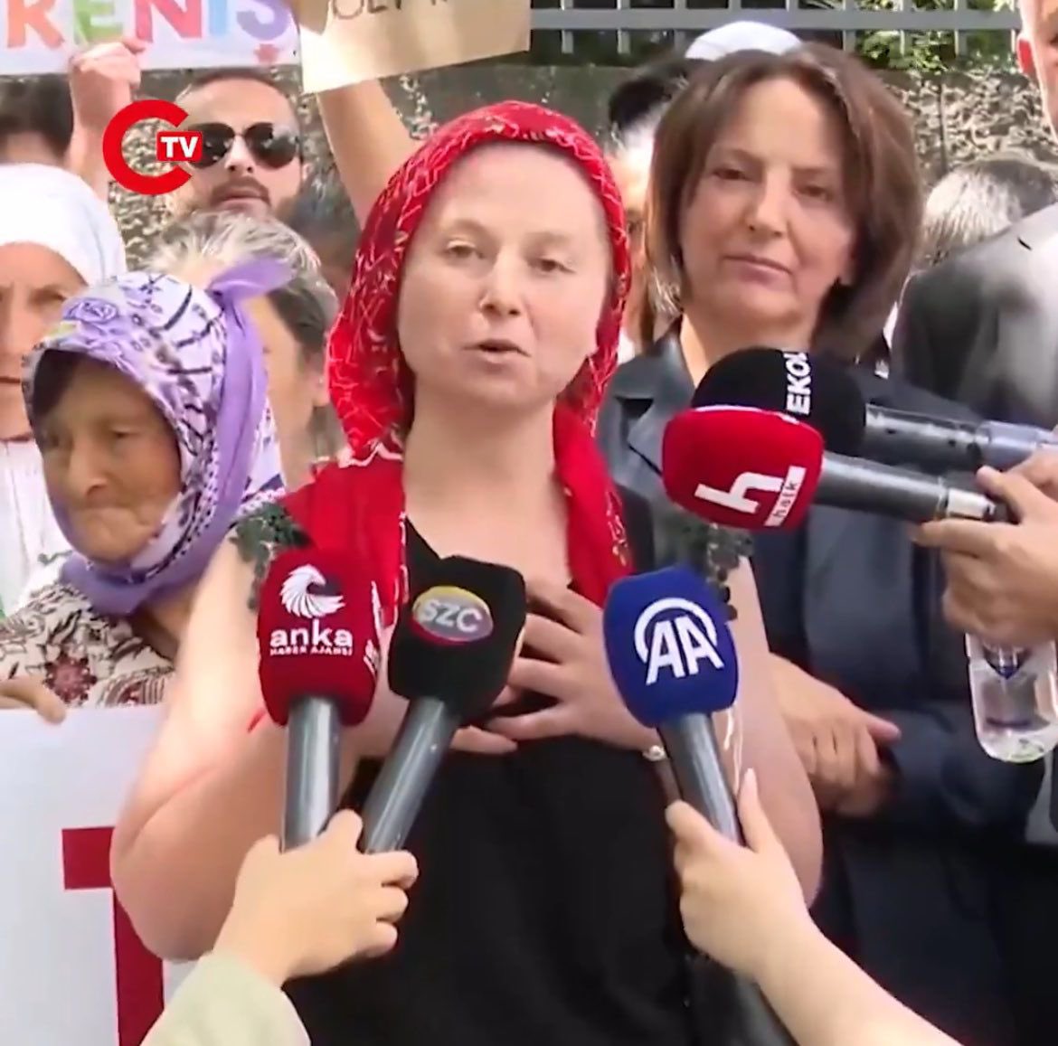 Gerçekler eninde sonunda çıkar. Köylü kızı Zeynep  .. ajans oyuncusu zeynep CHP bu işi biliyor halkı kandırmada üstlerine yok Neşe nin üstüne tanımıyorum
Hırsızlık çalmak ruhların da var.

#teskere #Suriye #İsrail #Dürzi