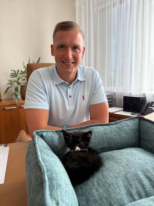 Cat_rango's tweet image. There are now 2 mayors in the Vilnius Regional Government. The cat was rescued after an accident&has found a loving home at the Vilnius District Municipality! The kitten got a name - Meras (Mayor). Big congrats to🐈⬛Meras, the new "Mayor" of the Vilnius District Municipality! 🇱🇹🎉