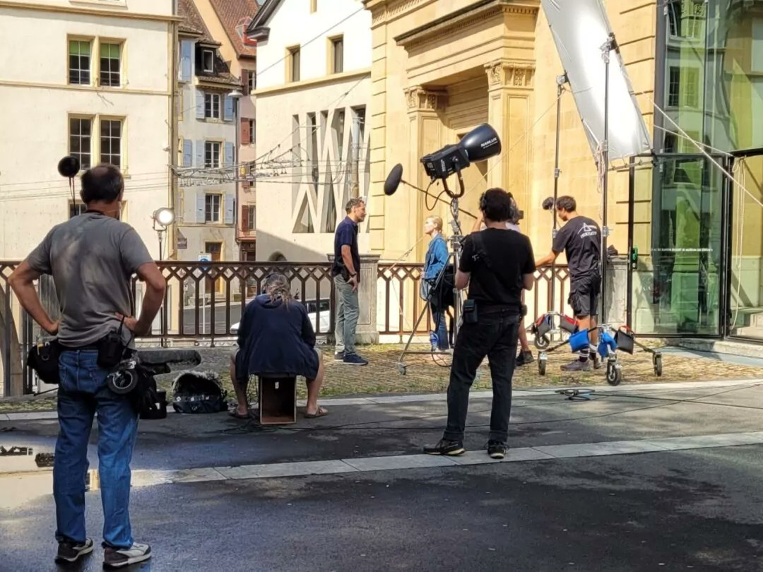 mf_ch's tweet image. 🎬 La RTS tourne actuellement sa série "Placée" dans le canton de #Neuchâtel, avec en rôle principal Isabelle Carré, lauréate d’un César de la meilleure actrice et d’un Molière de la comédienne. Reportage @arcinfo sur le tournage et interview de l'actrice: arcinfo.ch/neuchatel-cant…