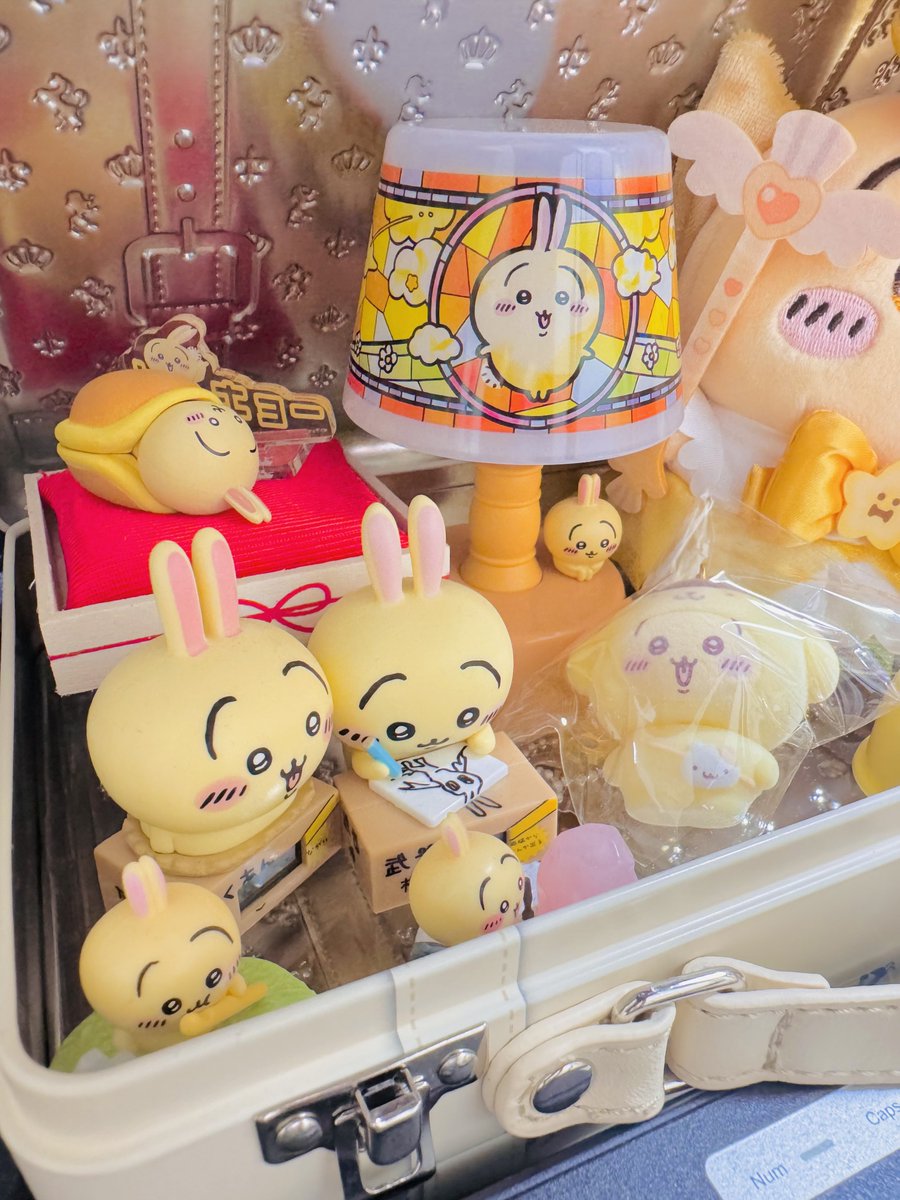 usatanlovelove's tweet image. わたしの会社のデスク
ミニトランクにうさぎ箱庭作ってて🧳
よく見たら、うさぎが隣の席のうさぎのお絵描きカンニングしてた🤣