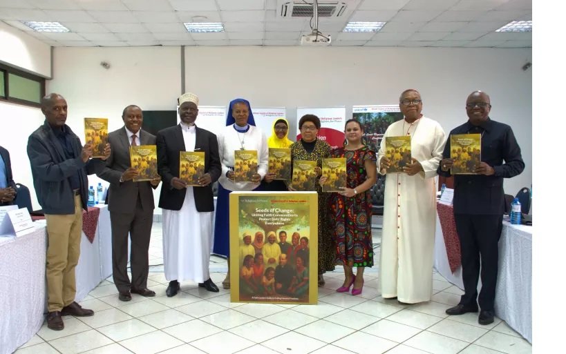 AFGMBoard's tweet image. Engaging faith leaders is vital in ending FGM. From the June 2025 Nairobi Conference, here&apos;s the Regional Interfaith Strategy and report to End Harmful Practices. 
drive.google.com/file/d/1SCy4Q3…

drive.google.com/file/d/1SHxoVE…
#EndFGM #Pamojatukomesheukeketaji