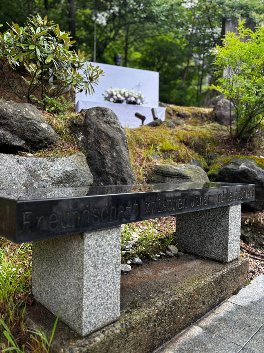 GermanAmbJapan's tweet image. 草津町とドイツのビーティッヒハイム=ビッシンゲン市は、ドイツ人医師、ベルツ博士の功績による特別な絆で結ばれています。
今日は黒岩町長と長年にわたる友情について意見を交わすことができ、喜びに堪えません。青少年交流、定期訪問、友好団体の活動を通じて、この友情は今も息づいています🌍🤝