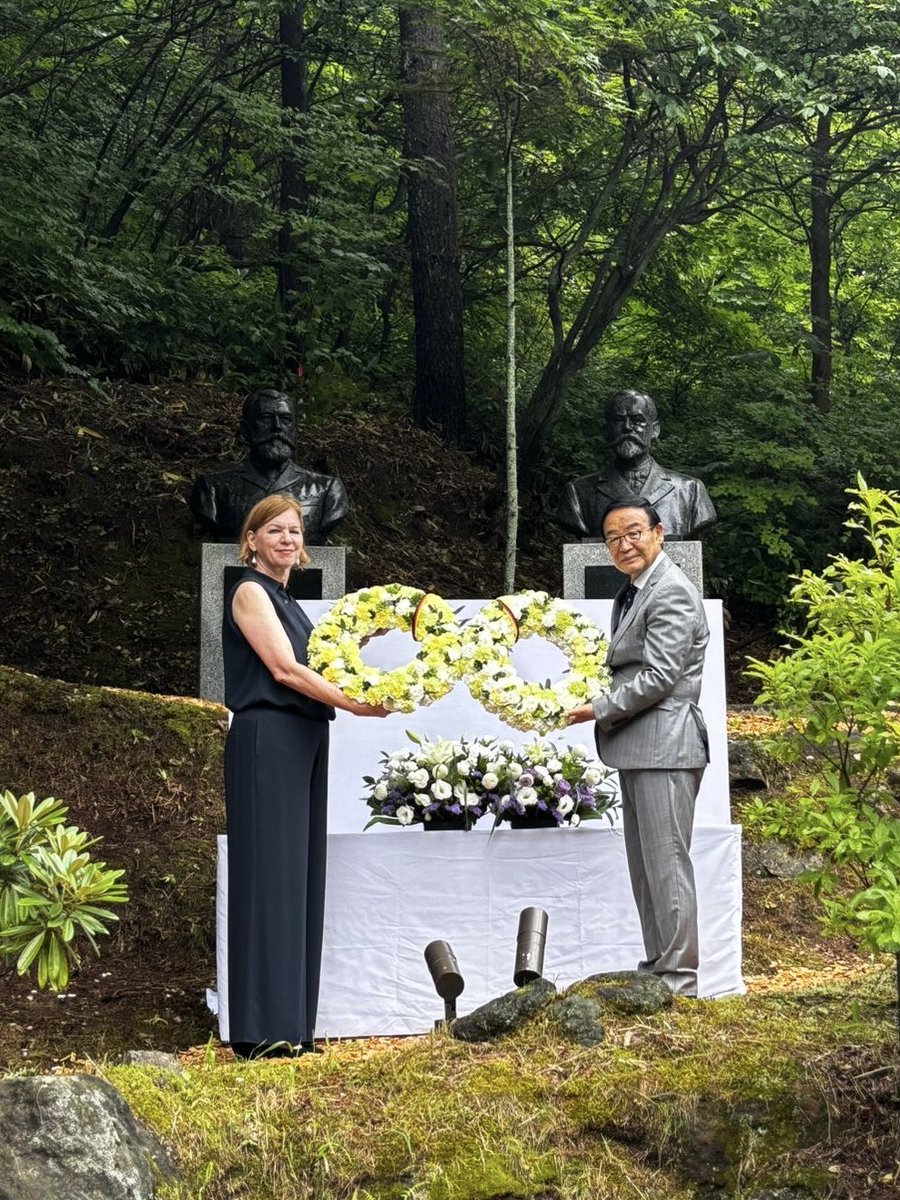 GermanAmbJapan's tweet image. 草津町とドイツのビーティッヒハイム=ビッシンゲン市は、ドイツ人医師、ベルツ博士の功績による特別な絆で結ばれています。
今日は黒岩町長と長年にわたる友情について意見を交わすことができ、喜びに堪えません。青少年交流、定期訪問、友好団体の活動を通じて、この友情は今も息づいています🌍🤝