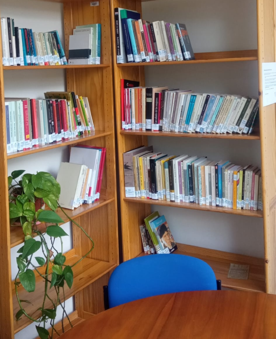 ¡Bienvenidos al rincón de lectura de nuestra Facultad! 📚 Un lugar lleno de libros sobre temas sociales para futuros educadores. Ven, disfruta, comparte y cambia el libro que te marcó por otro igual de valioso. ¡Te esperamos para tu próxima lectura inspiradora! ✨