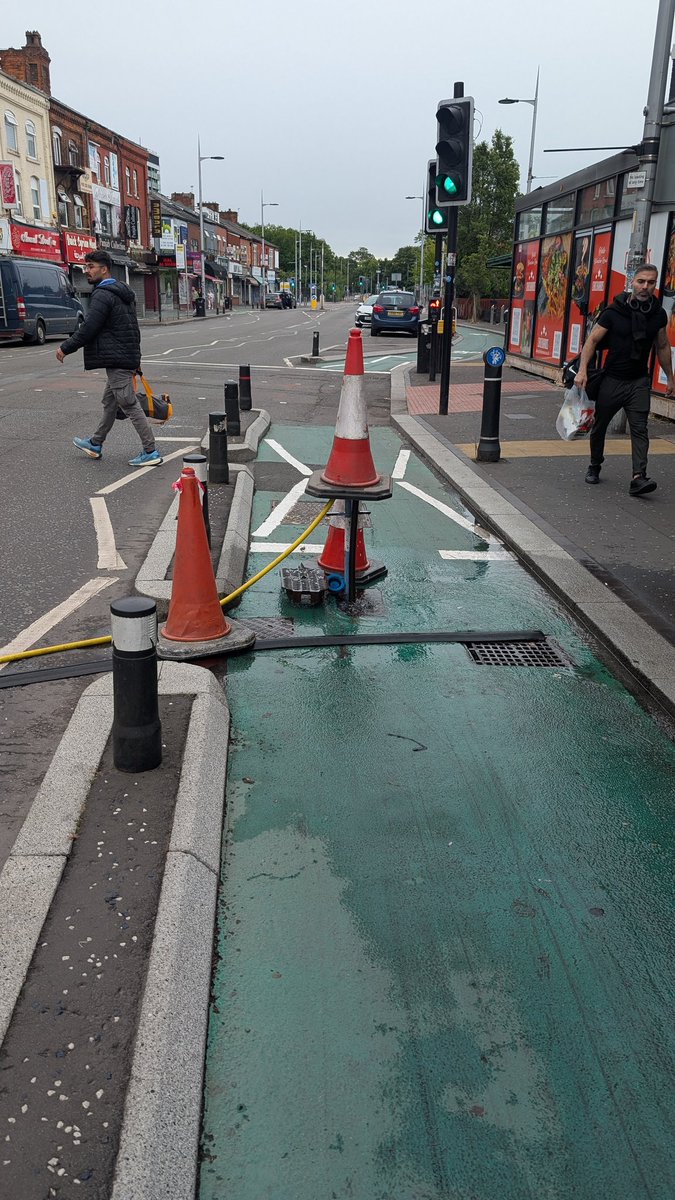 JimPritchett's tweet image. Hi @MayorofGM @ManCityCouncil @bevcraig @BeeNetwork does this look safe to you? Still no lessons learnt by these cowboys. An accident already happened because of this, a matter of time before another.