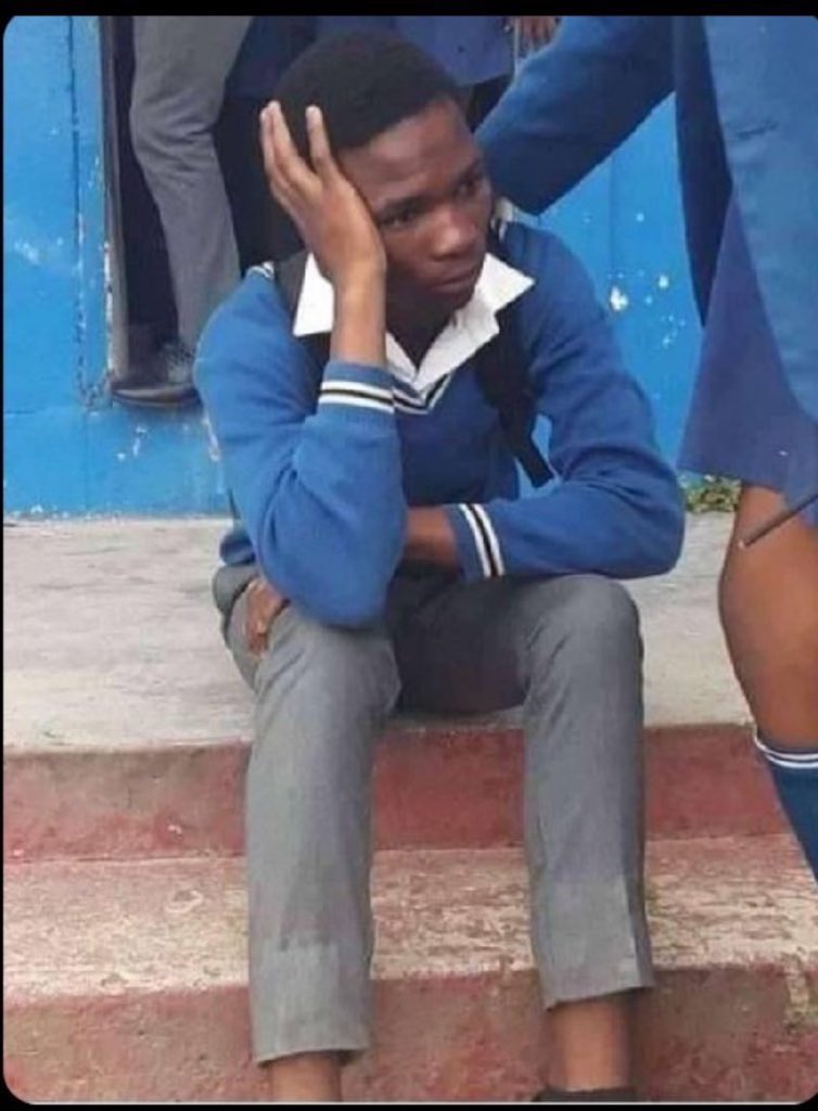 Just remembered the day my friends from school came home and my little bro shouted"fredo maama agabye esepiiki eyafubye obujji onajjikomba oba attekemu amazzi" 
I nearly collapsed😭