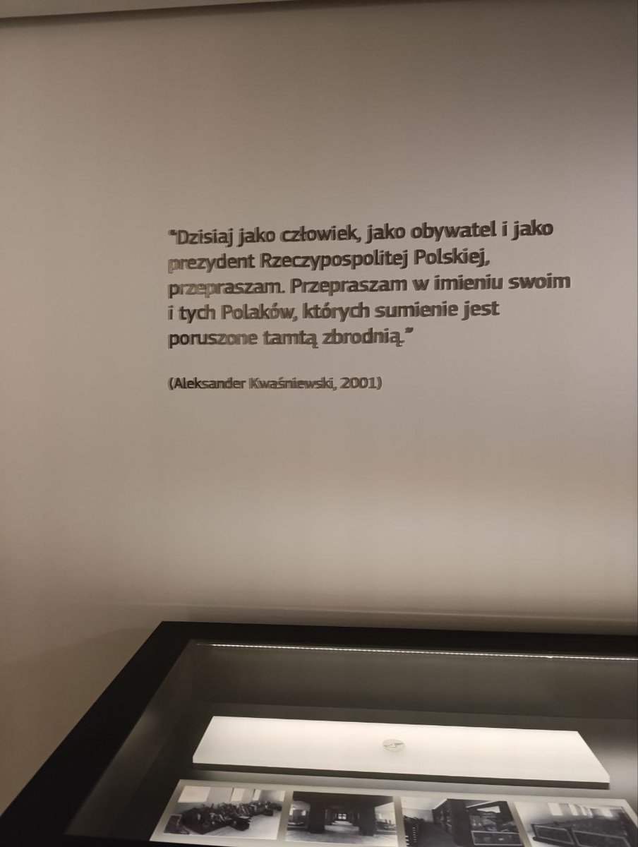KlaudiaDomagala's tweet image. Dom Historii Europejskiej w Brukseli, pomieszczenie dotyczące Holocaustu. Przeprasza... Polska.
Chwilę wcześniej w Parlamencie Europejskim Ukraińcy mieli pretensje o wystawę europoseł Ewy Zajączkowskiej-Hernik na temat Wołynia i stosunków polsko-ukraińskich.
Wychodzi na to, że…