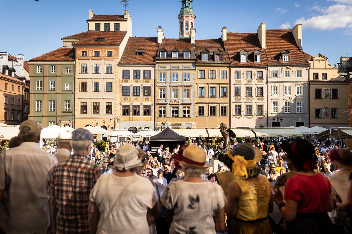 Go2Warsaw's tweet image. Happy re-birthday to Warsaw's Old Town! 🧜♀️😘
On 18-19 July we celebrate the 72nd anniversary of the reconstruction of our Old Town ❤️
Join concerts, dancing parties, guided walks, exhibitions and more. Check the list of events:
grupastarowka.pl/en/
Photo: Tadeusz Kaczor…