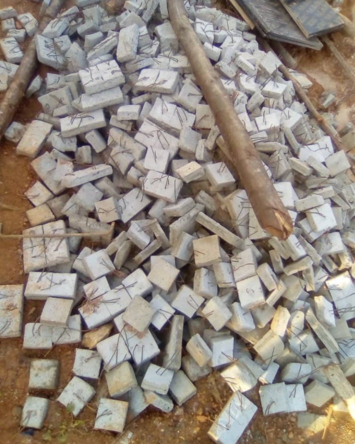 Documentary25Ug's tweet image. Concrete spacers are small pieces, typically 25-50mm thick, used to maintain even spacing and proper positioning of rebar within concrete structures, ensuring adequate cover and protection👌
Copied @TuryJ12