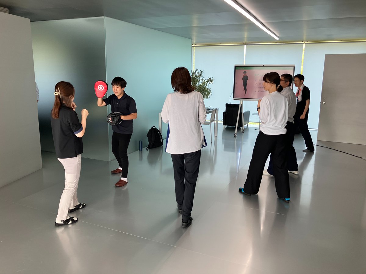 DynamicToolsDT's tweet image. 「健康経営優良法人2026」の認定を目指す！
まずは「京から取り組む健康事業所宣言」「きょうと健康づくり実践企業」の認定をいただきました✨
先日は全国健康保険協会主催の健康講座として元プロボクサーの先生をお招きしたボクササイズ講座を開催しました。

#健康経営優良法人