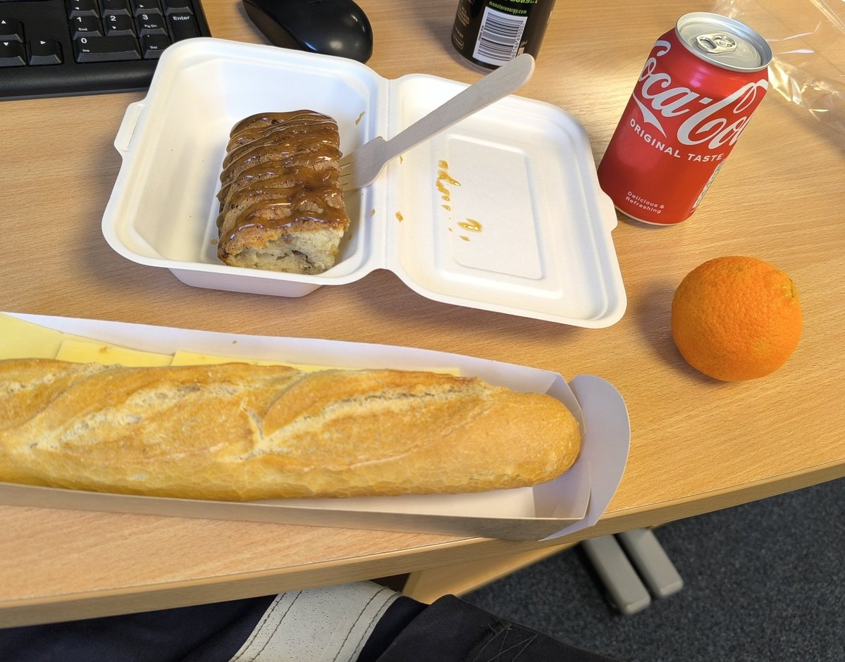 yoimnotsecond's tweet image. Breakfast, that cake is banana flavoured mm