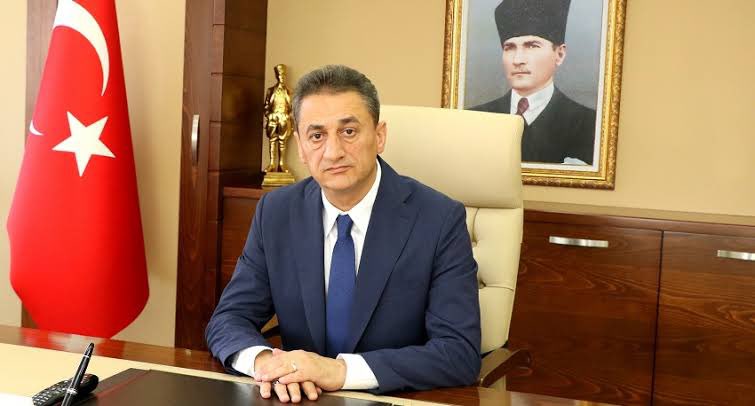 Sivas’ın Kangal ilçesinde geçirdiği trafik kazasında eşi ve çocuğu ile birlikte yaralanan ve tedavileri devam eden hemşerimiz Vali-Mülkiye Başmüfettişi Erol Karaömeroğlu’na ve ailesine geçmiş olsun diliyorum.Rabbim tez zamanda şifa versin inşallah