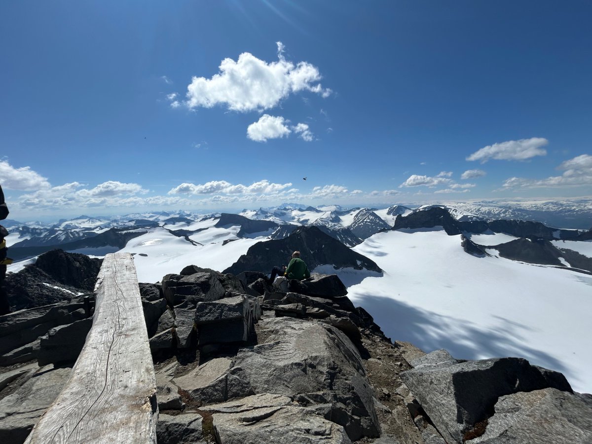 SakuraJennyVT's tweet image. I swear I didn’t get sunburned!
Went to the tallest mountain in Norway yesterday 🩷