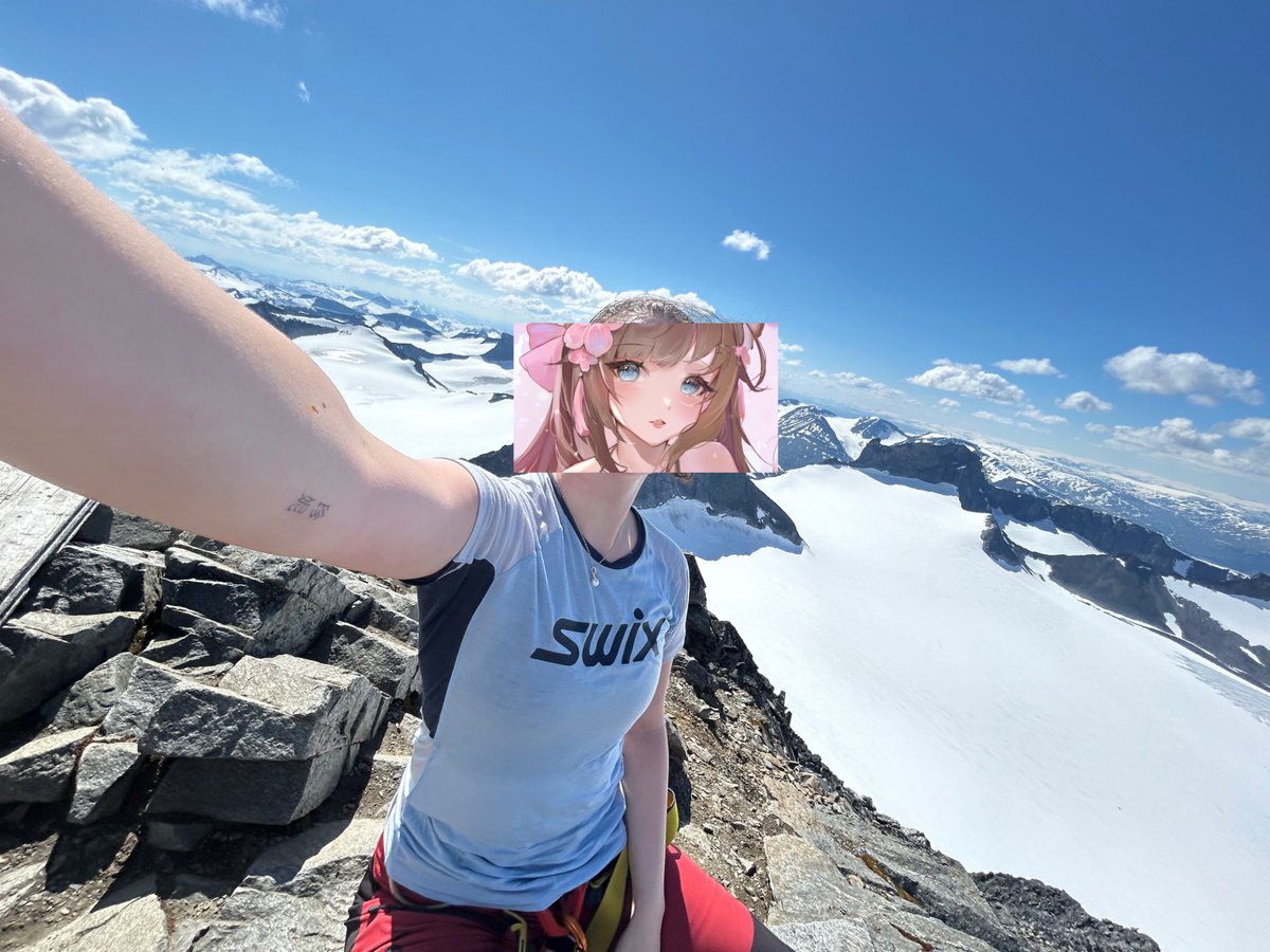 SakuraJennyVT's tweet image. I swear I didn’t get sunburned!
Went to the tallest mountain in Norway yesterday 🩷