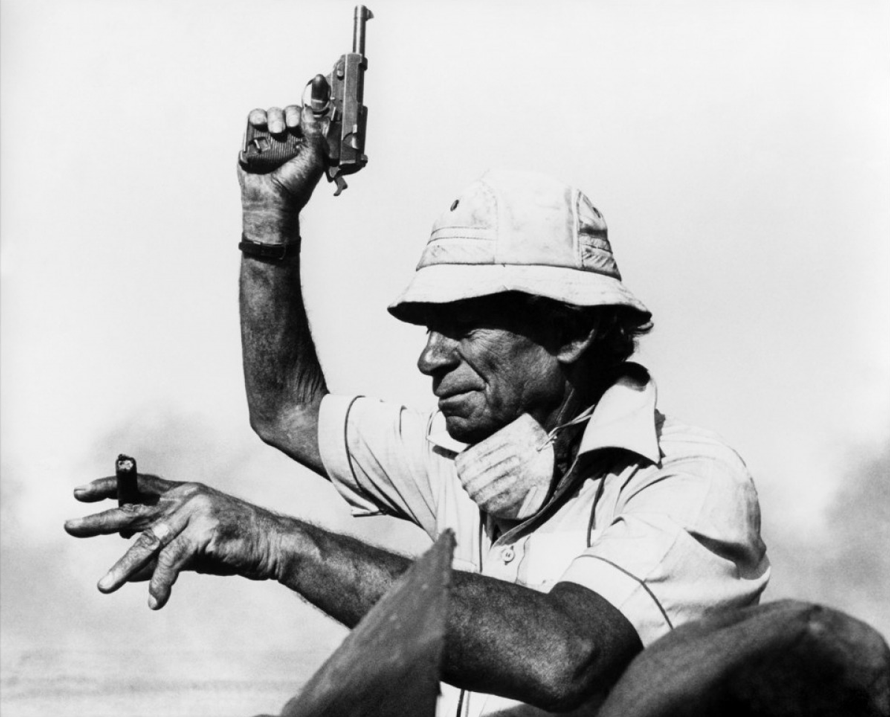 La seule vraie manière de faire sentir ce qu'est la guerre au cinéma serait de placer une mitrailleuse derrière l'écran et de tirer sur les spectateurs. Mais je crois que mes films auraient alors moins de succès...

Samuel Fuller cité par Jean Narboni.