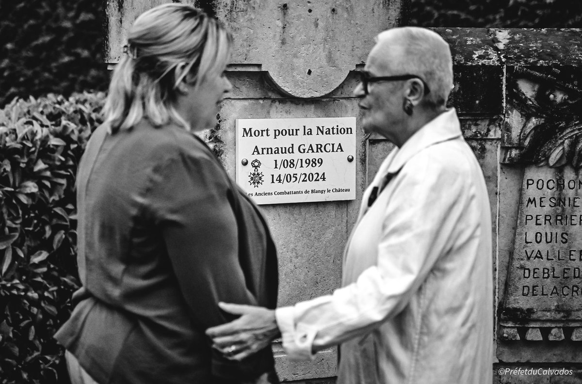 Prefet14's tweet image. 🇫🇷 Lors de sa visite à Blangy-le-Château, la ministre chargée de la #Ruralité a rendu hommage au capitaine Arnaud Garcia, officier de l&apos;administration pénitentiaire, mort en mission le 14 mai 2024 au péage d’Incarville.

Aux côtés de sa famille et des élus locaux, une gerbe a été…