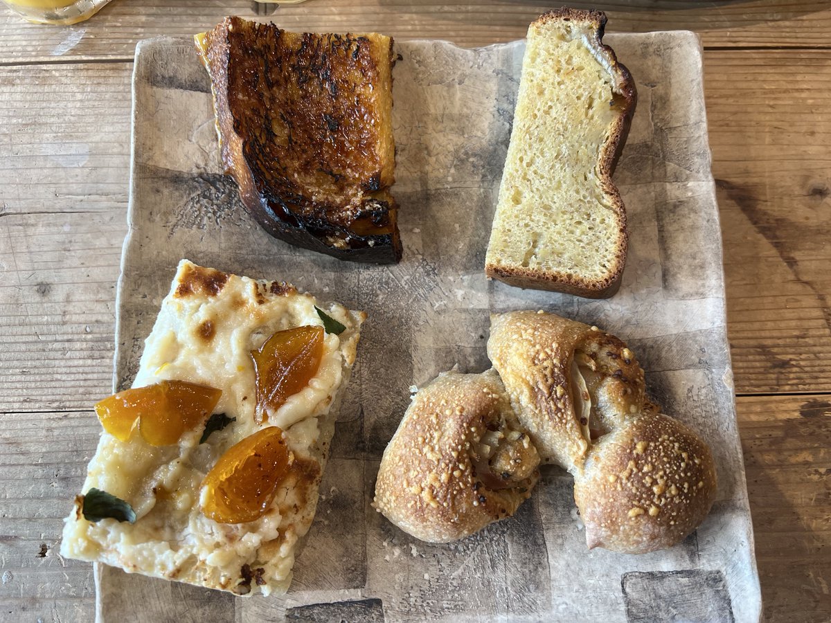 takelovemoeriku's tweet photo. Brötchen🇩🇪

ドイツパンランチ
･バナナブレッド
･フレンチトースト
･ピザ
･エピ
窯でリベイク＆半分ずつに切って素敵に並べてもらいましたෆ⃛

見た目はガッチリしてるパンも 食べるともっちり食感で、噛むほどに味わいある生地で美味しかったෆ⃛

#Erdal #エアダール
#奈良市
#もえすたぐらむ❶ https://t.co/kbRMYTlOMf