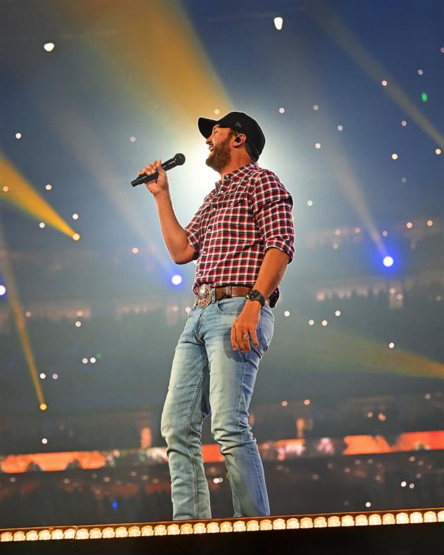 RODEOHOUSTON's tweet image. Kickin’ the dust up and celebratin’ @lukebryan 🎂