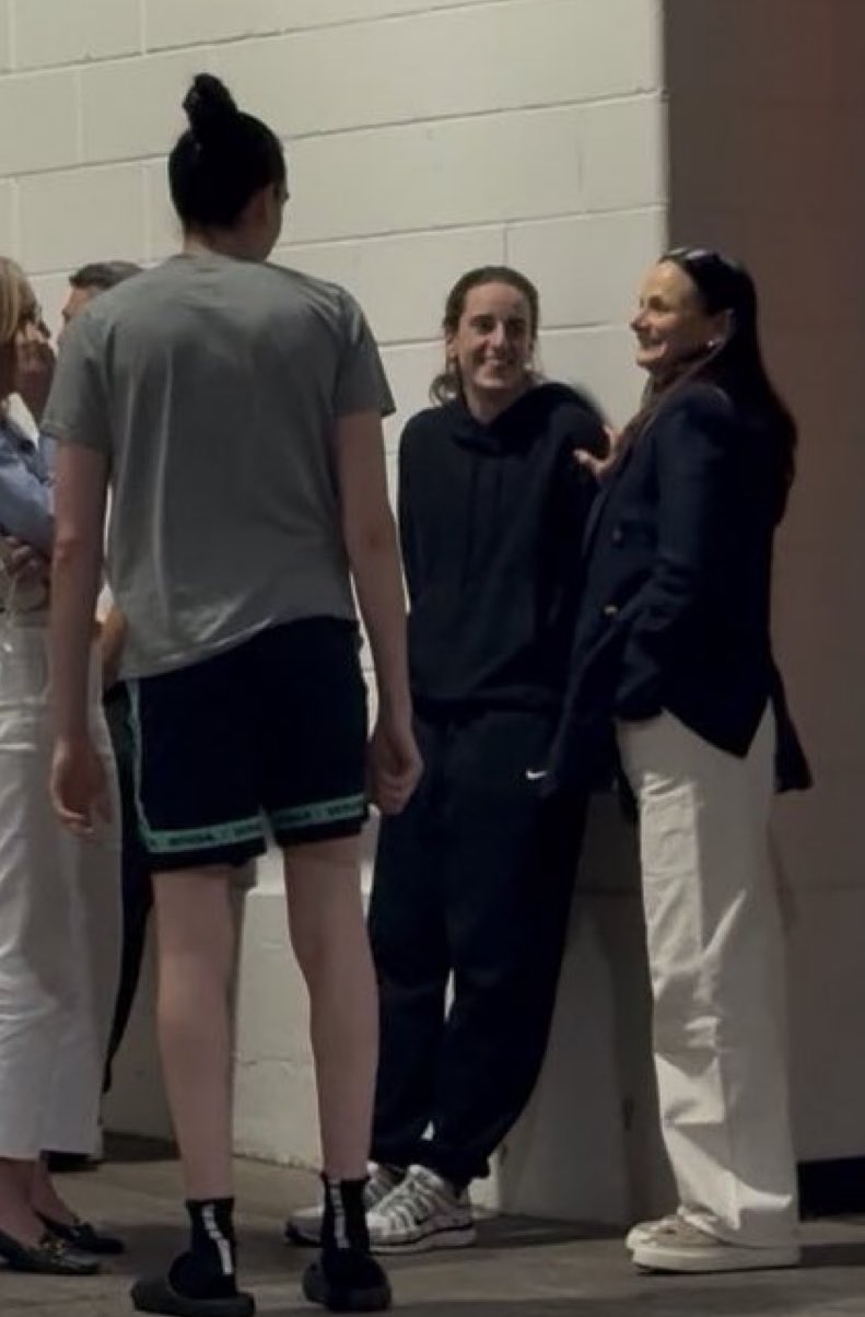 soph!✰ on X: "they literally look like proud mother and daughter LMFAO https://t.co/tEj9DFhyJc" / X