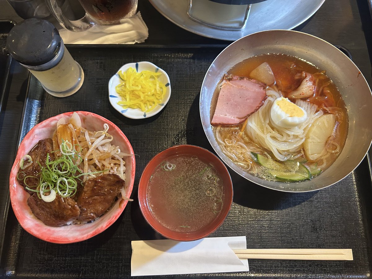 今日雨でテンション下がってたのですが、
メンターさんは「恵みの雨だね♪」と言っててなんか、雨も悪くない気がします☔️

ランチはスタミナつきそうなハラミ丼いただきました！
午後も頑張るー💪😤💪