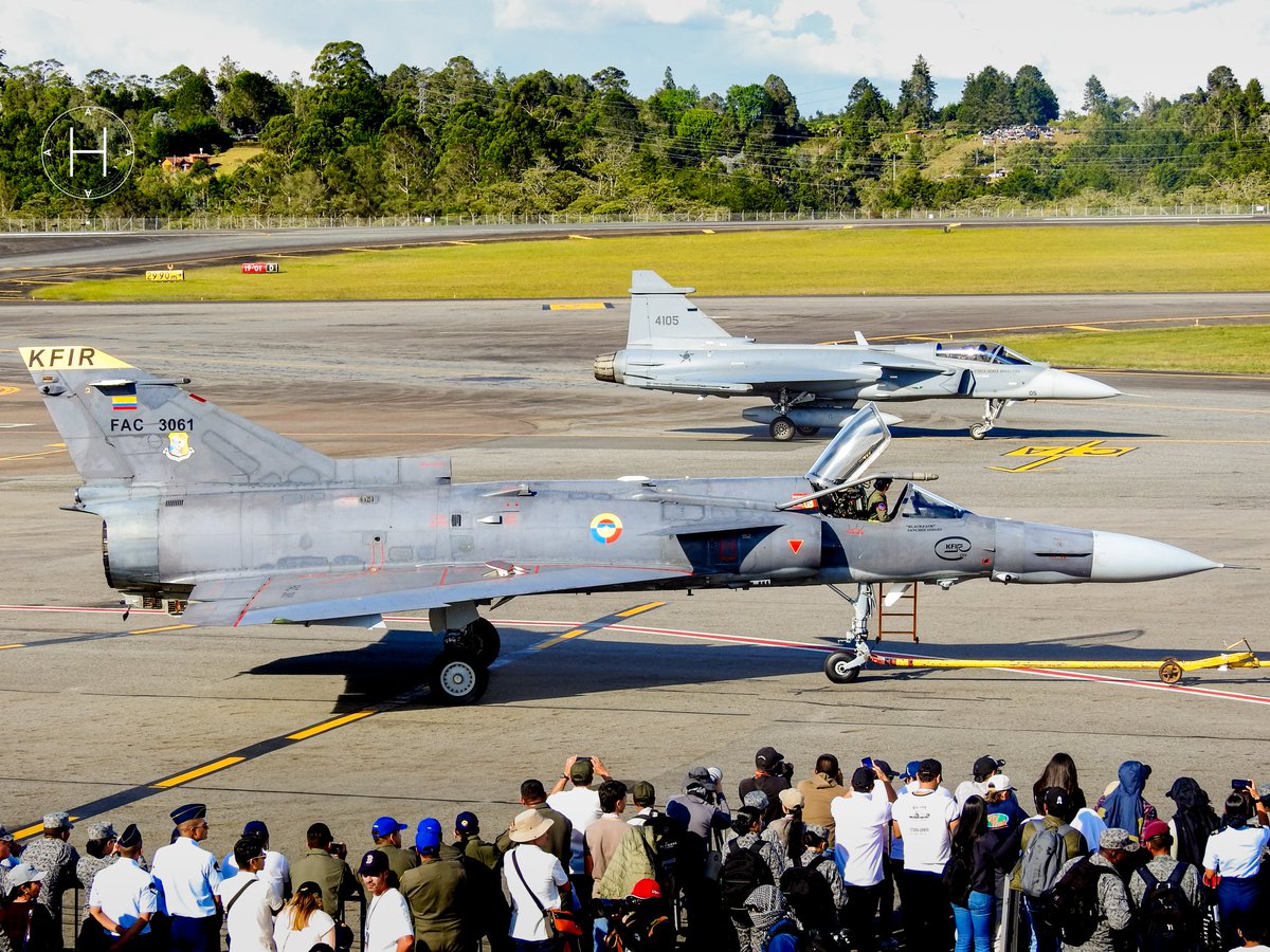🚀¡¡Presente y futuro de la <a href="/FuerzaAereaCol/">Fuerza Aeroespacial Colombiana</a> en una sola foto!! 🇨🇴❤️

El poderoso IAI Kfir C-12, pilar de la defensa aérea por décadas, junto al moderno <a href="/SaabColombia/">Saab Colombia</a> F-39E Gripen, símbolo de la próxima generación tecnológica.

Así se ve la evolución de la FAC 🤟🏽🤩⚡