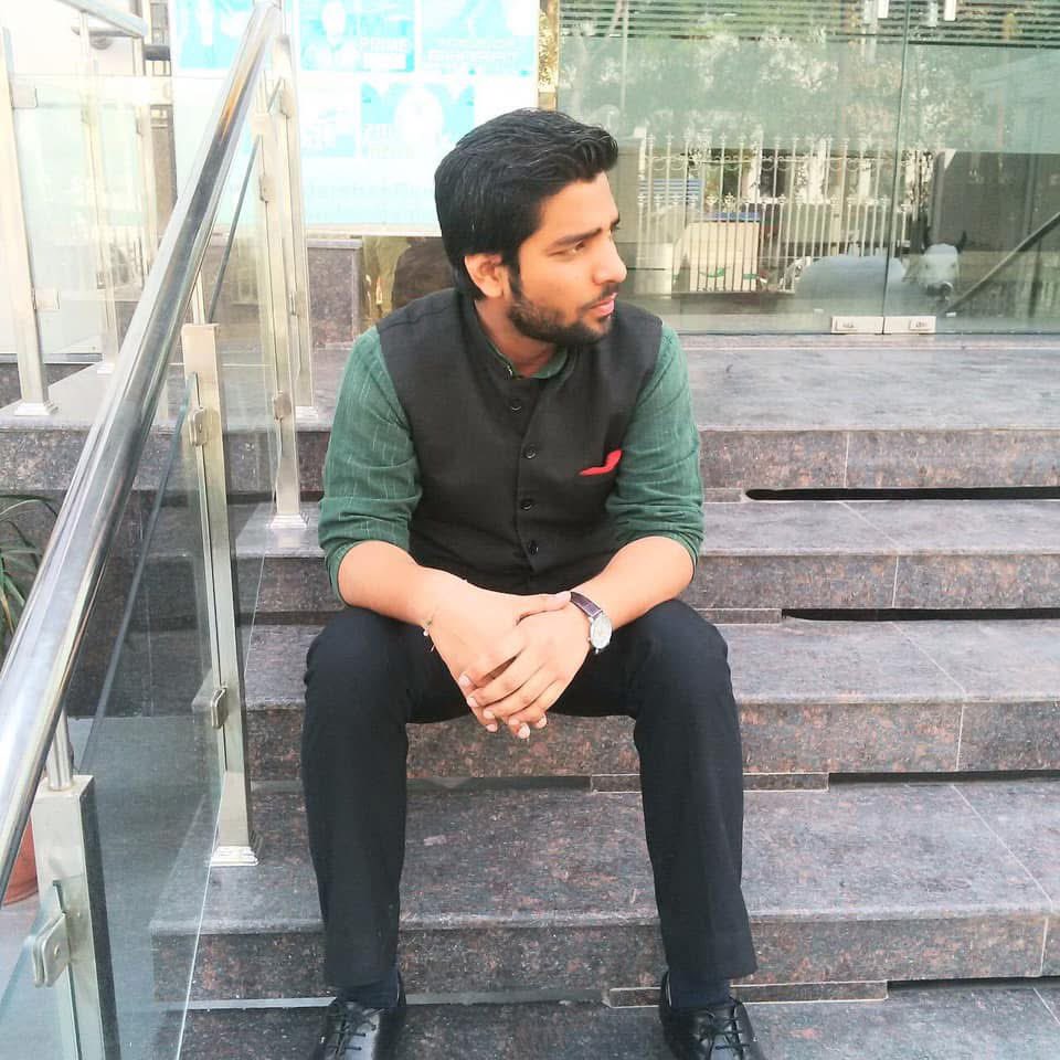 जब हमारा वजन कम हुआ करता था।
ये कितने साले पुरानी फोटो होगी। 🤣