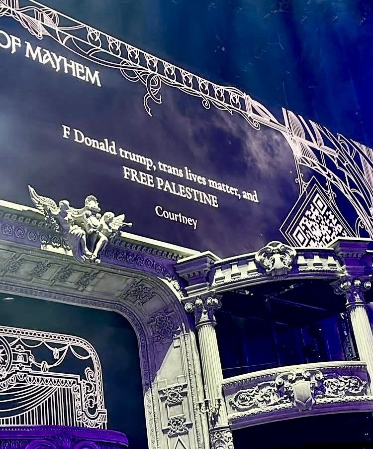 poptime's tweet photo. Telão da MAYHEM BALL de Lady Gaga em Las Vegas mostrou a seguinte frase:

"Foda-se Donald Trump, vidas trans importam, e PALESTINA LIVRE!" 💜🌈 https://t.co/JAyoSKwMDb