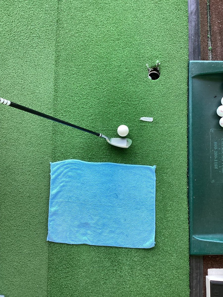 minamigolf's tweet photo. ダフりやすい人はこんな感じで右に布を敷くと良いですよ☺️

#ダフり対策 https://t.co/EEDkqTtISt