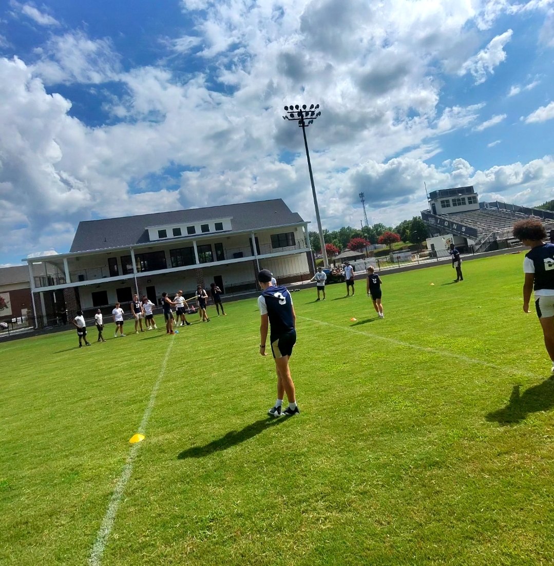 LCALionsFball's tweet photo. Special bonding time today between our middle school and Varsity football teams!  #ONELION #LCALIONS https://t.co/4byEe1ySUn