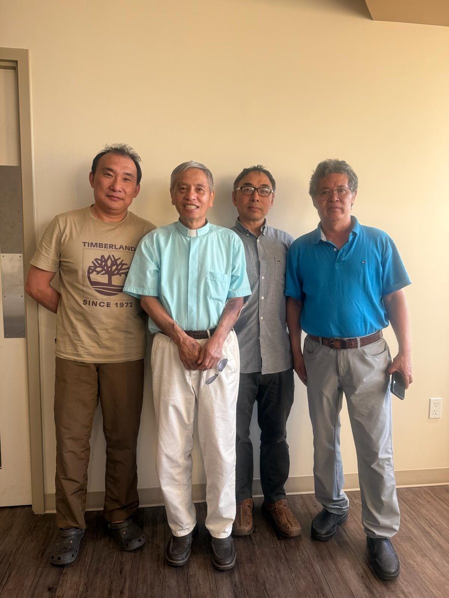 LiuFenggang's tweet image. 接下来我们探望的是北大四君子杨子立，他曾与另外同学成立“读书会”获刑8年，我们是老朋友，在华盛顿这几天一直陪伴着我们，给我们定宾馆、吃自助餐，还请我们到他家里聚餐。目前子立负责“独立中文笔会”工作很忙，我们一起回顾了在北京的艰难岁月，声援陈光诚、救助访民、胡佳被国保打伤我们送他看急诊