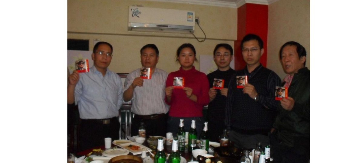 LiuFenggang's tweet image. 接下来我们探望的是北大四君子杨子立，他曾与另外同学成立“读书会”获刑8年，我们是老朋友，在华盛顿这几天一直陪伴着我们，给我们定宾馆、吃自助餐，还请我们到他家里聚餐。目前子立负责“独立中文笔会”工作很忙，我们一起回顾了在北京的艰难岁月，声援陈光诚、救助访民、胡佳被国保打伤我们送他看急诊