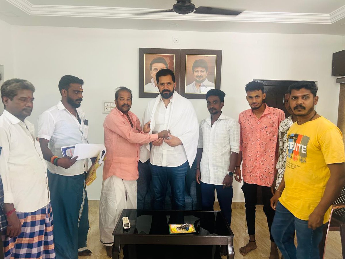 iamchsekar's tweet photo. வருகின்ற ஜூலை 21 (திங்கட்கிழமை) திருவள்ளூர் மாவட்டம், #நம்ம_கும்மிடிப்பூண்டி பேரூராட்சியில் "கும்மிடிப்பூண்டி பூக்கடை வியாபாரிகள் நலச் சங்கம்" திறப்பு விழாவை முன்னிட்டு பூக்கடை சங்கத் தலைவர் மற்றும் உறுப்பினர்கள் நேரில் சந்தித்து அழைப்பிதழ் வழங்கிய பேரன்பின் நிகழ்வில்…🙏🏻

#Gummidipoondi
#TiruvallurEast