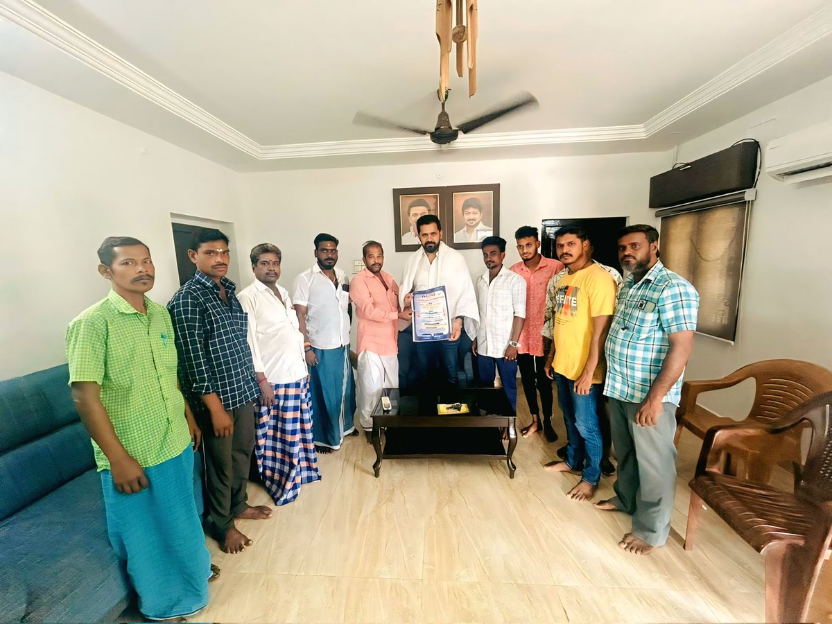 iamchsekar's tweet photo. வருகின்ற ஜூலை 21 (திங்கட்கிழமை) திருவள்ளூர் மாவட்டம், #நம்ம_கும்மிடிப்பூண்டி பேரூராட்சியில் "கும்மிடிப்பூண்டி பூக்கடை வியாபாரிகள் நலச் சங்கம்" திறப்பு விழாவை முன்னிட்டு பூக்கடை சங்கத் தலைவர் மற்றும் உறுப்பினர்கள் நேரில் சந்தித்து அழைப்பிதழ் வழங்கிய பேரன்பின் நிகழ்வில்…🙏🏻

#Gummidipoondi
#TiruvallurEast