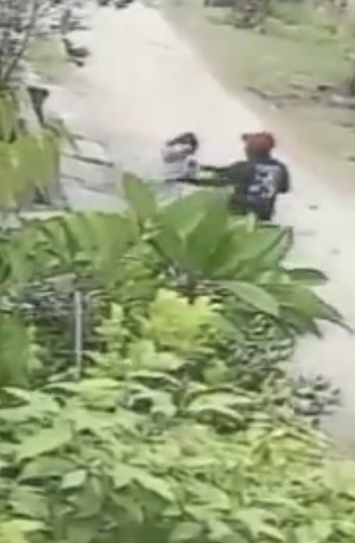 azizkavish's tweet image. इस मनचले को ढूंढ कर इसके भी प्राइवेट पार्ट पर मारना चाहिए..

कानपुर के चकेरी थाना क्षेत्र में एक राह चलती लड़की के प्राइवेट पार्ट पर बाइक सवार युवक ने हाथ मारा और फरार हो गया..

मतलब लड़कियां जाएं तो कहां जाए...