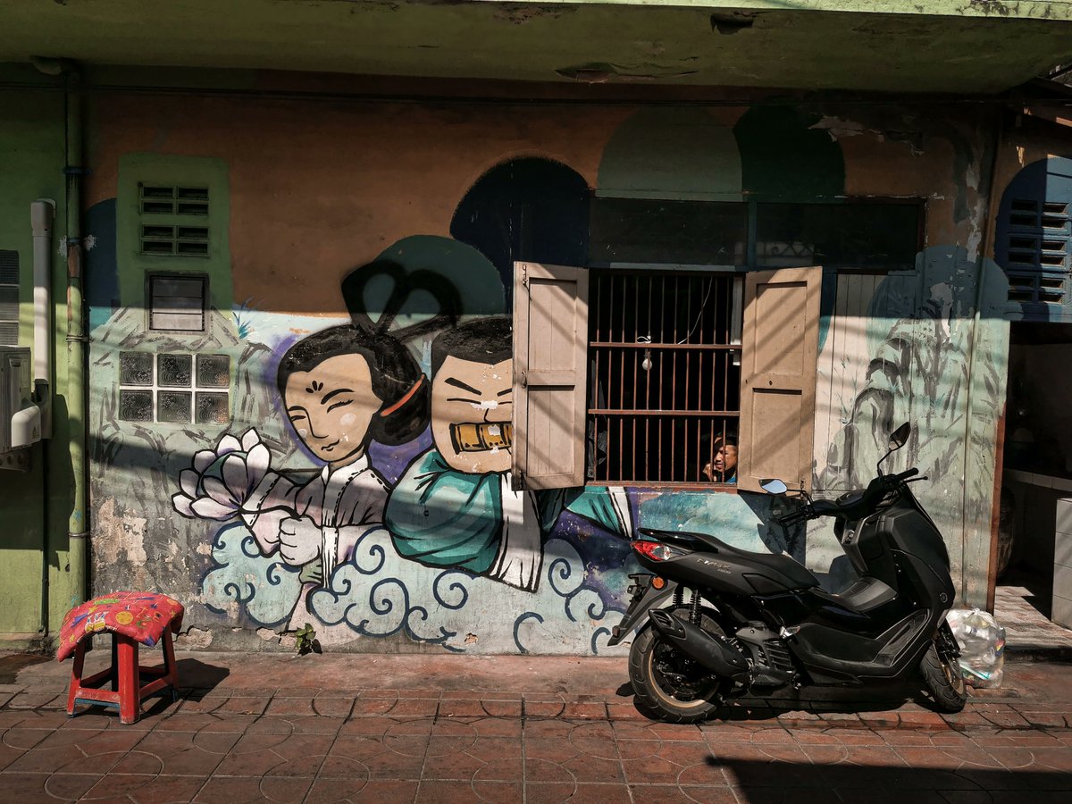 johnmangobk's tweet image. Bangkok never stands still 📸
From tuk-tuks and temples to neon alleys and golden hour chaos — every street tells a story.
Catch the rhythm, the color, the soul of the city.

#BangkokStreets #StreetPhotography #BangkokThroughMyLens #ThailandUnfiltered #CityVibes