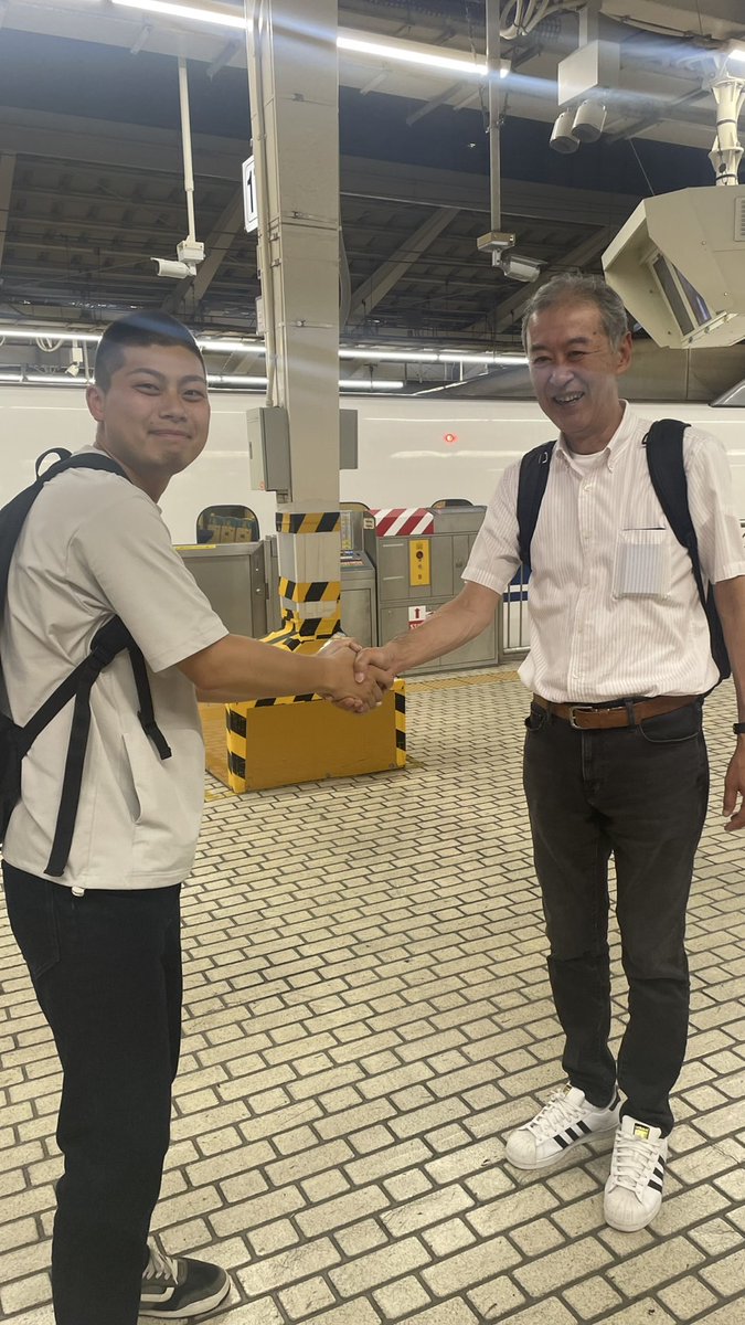 NsssHamada's tweet photo. 発車のアナウンス。みんなにお別れをして・・・
動き出す新幹線。
すると・・・
女子の一人が、動き出した新幹線と一緒にホームを全力ダッシュ！
あ、危ないって！ こけたら大けがするよ！ 無茶するね～！ 
わはは！！！
最後の最後まで最高でした。！！！
「伝説の昼食会」シリーズ おしまい https://t.co/JCWvqpIE3N