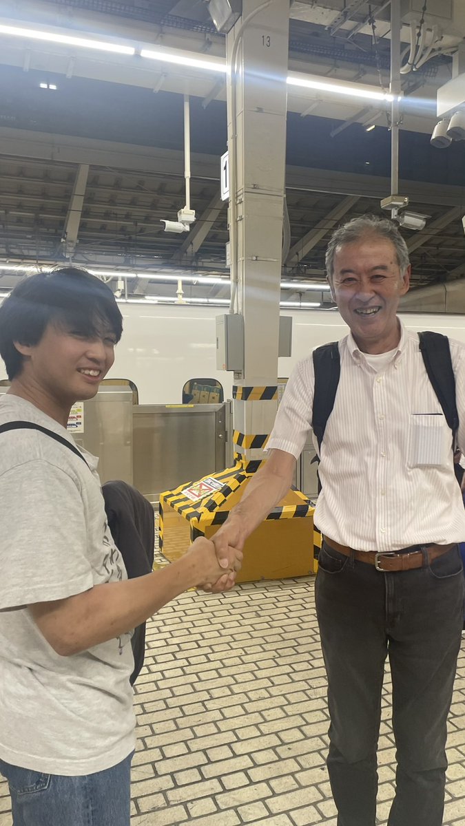 NsssHamada's tweet photo. 発車のアナウンス。みんなにお別れをして・・・
動き出す新幹線。
すると・・・
女子の一人が、動き出した新幹線と一緒にホームを全力ダッシュ！
あ、危ないって！ こけたら大けがするよ！ 無茶するね～！ 
わはは！！！
最後の最後まで最高でした。！！！
「伝説の昼食会」シリーズ おしまい https://t.co/JCWvqpIE3N