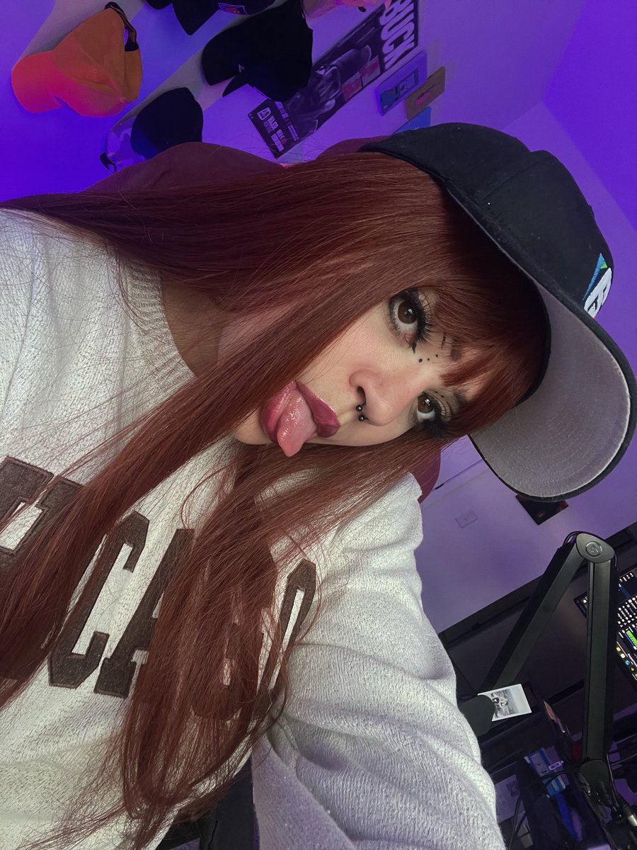 elladitto's tweet image. hi (we should kiss)