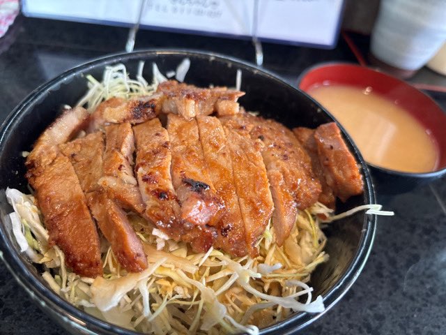keik2009's tweet image. きんちゃんにて辛味噌豚丼肩ロース肉キャベツ大盛り、美味しうございました😋