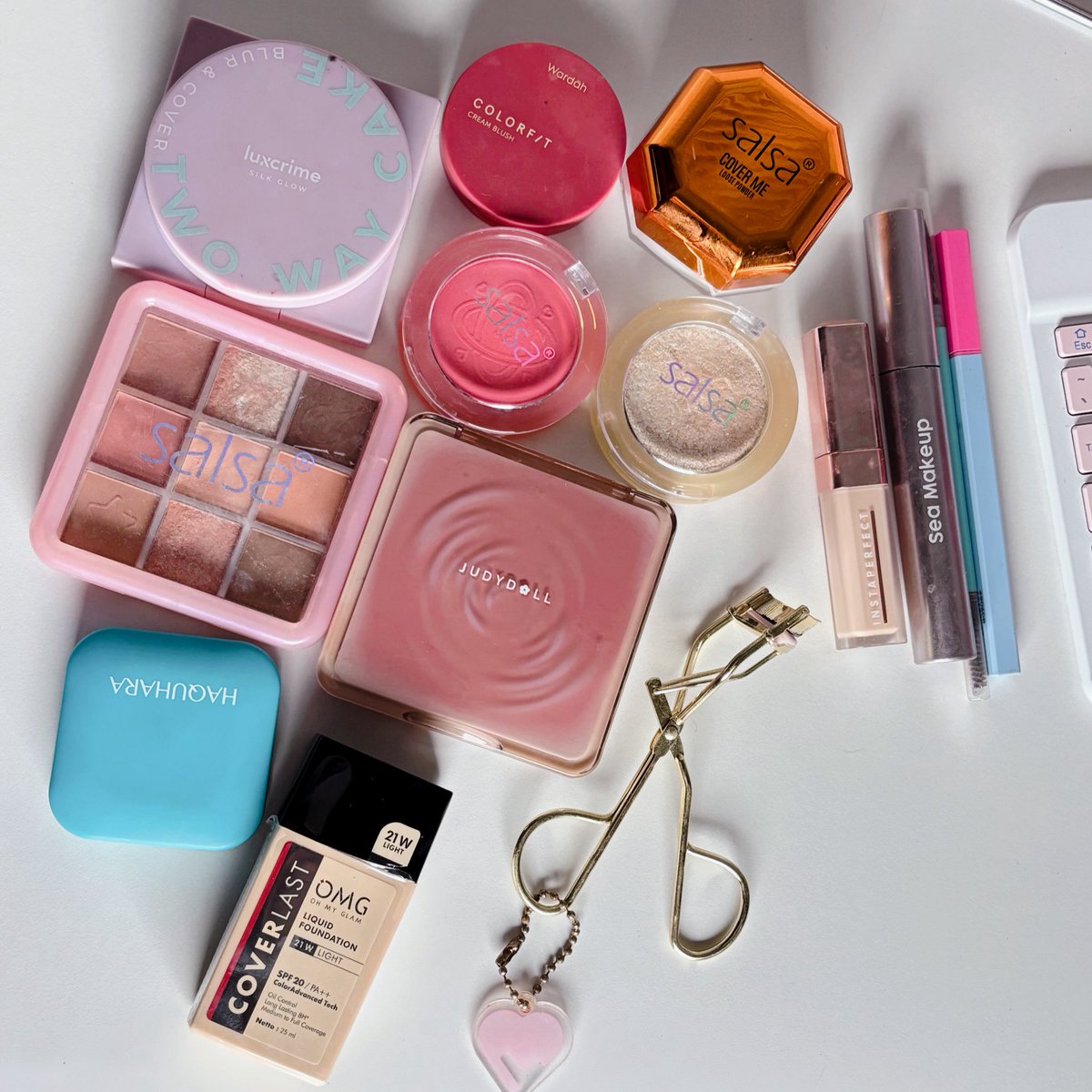 makeup items i reccomend for beginner:

sekalian makeup tutorial dibawah ⬇️
