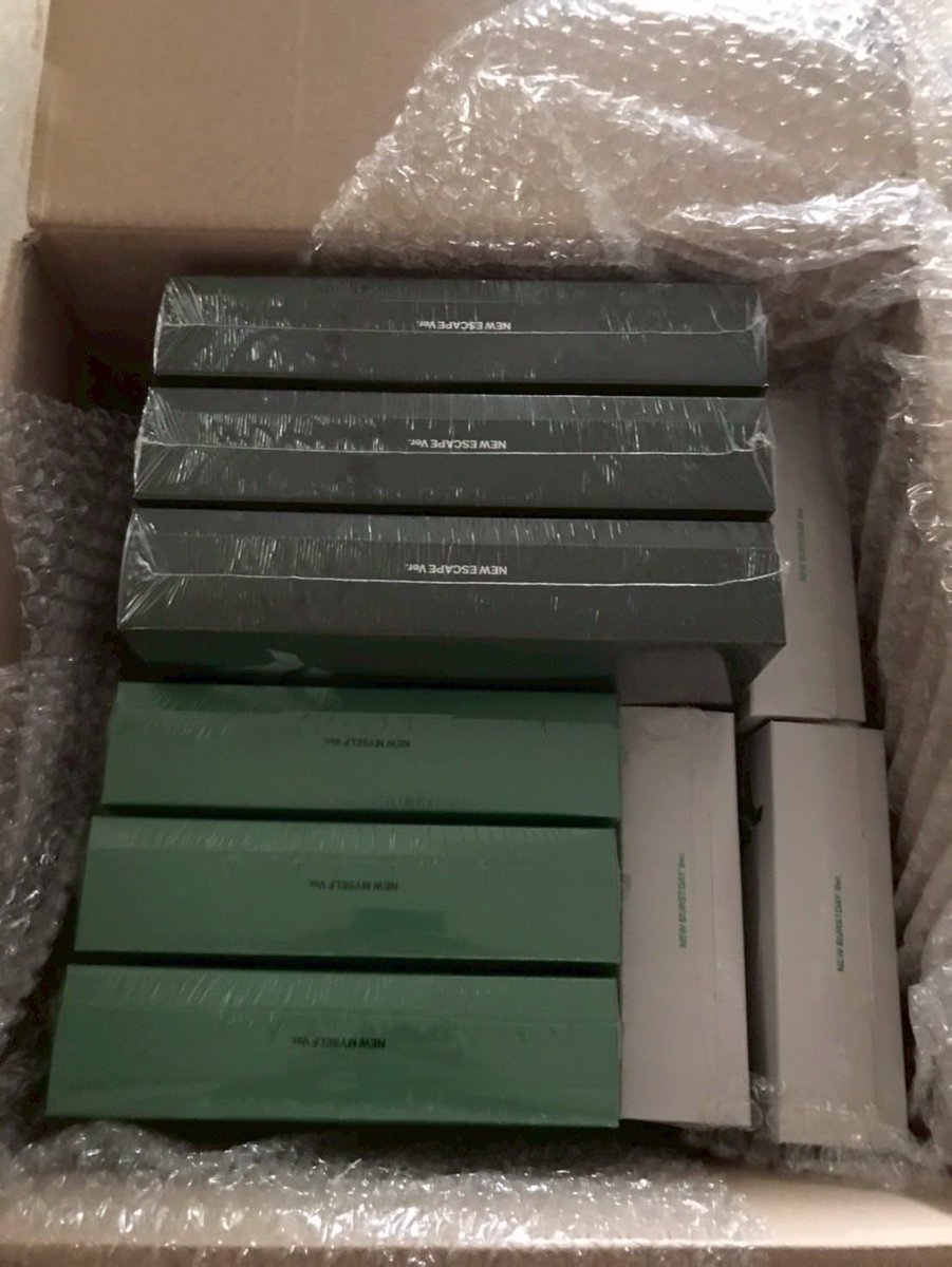 yulia_chanwook's tweet image. ✨GIVEAWAY✨
Dalam rangka bertambah umurku dan Wonwoo🥰(17juli)

Album happy burstday seventeen 

💎Reguler  (random 1 )
💎Carver  (random 1 )
💎Weverse ver (random 1)

🌸For 3 Lucky Carats!🌸