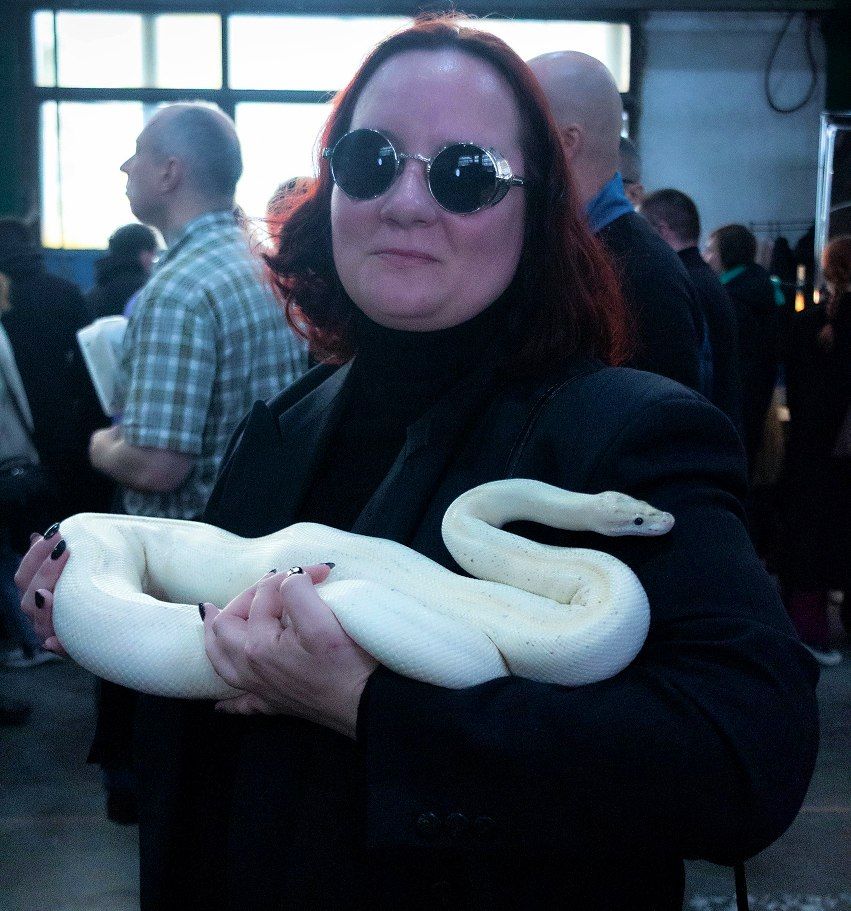 Mary_JO_CrOwley *Shattered Demon*🥃🔥🐍🕊️ (@red_hatty) on Twitter photo Happy World Snake Day! 😇😎🐍🐍
Aziraphale <a href="/Helena_Fell/">Helena Fell😇</a>
Crowley by me.
Photo by Selena Kolubakina.
#GoodOmens #goodomenscosplay #gofy_cosplay #Aziraphale #angel #Crowley #demon #БлагиеЗнамения #косплей #АнгелиДемон Happy World Snake Day! 😇😎🐍🐍
Aziraphale <a href="/Helena_Fell/">Helena Fell😇</a>
Crowley by me.
Photo by Selena Kolubakina.
#GoodOmens #goodomenscosplay #gofy_cosplay #Aziraphale #angel #Crowley #demon #БлагиеЗнамения #косплей #АнгелиДемон