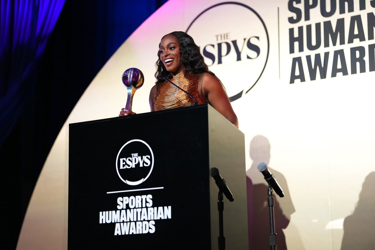 SloaneStephens's tweet image. So honored to receive the 2025 Muhammad Ali Humanitarian Award. This one means everything. I’ve been lucky to live my dream on the court, but the work we do through the This award has my name on it, but it belongs to all of us 🤍 @SS_FDN