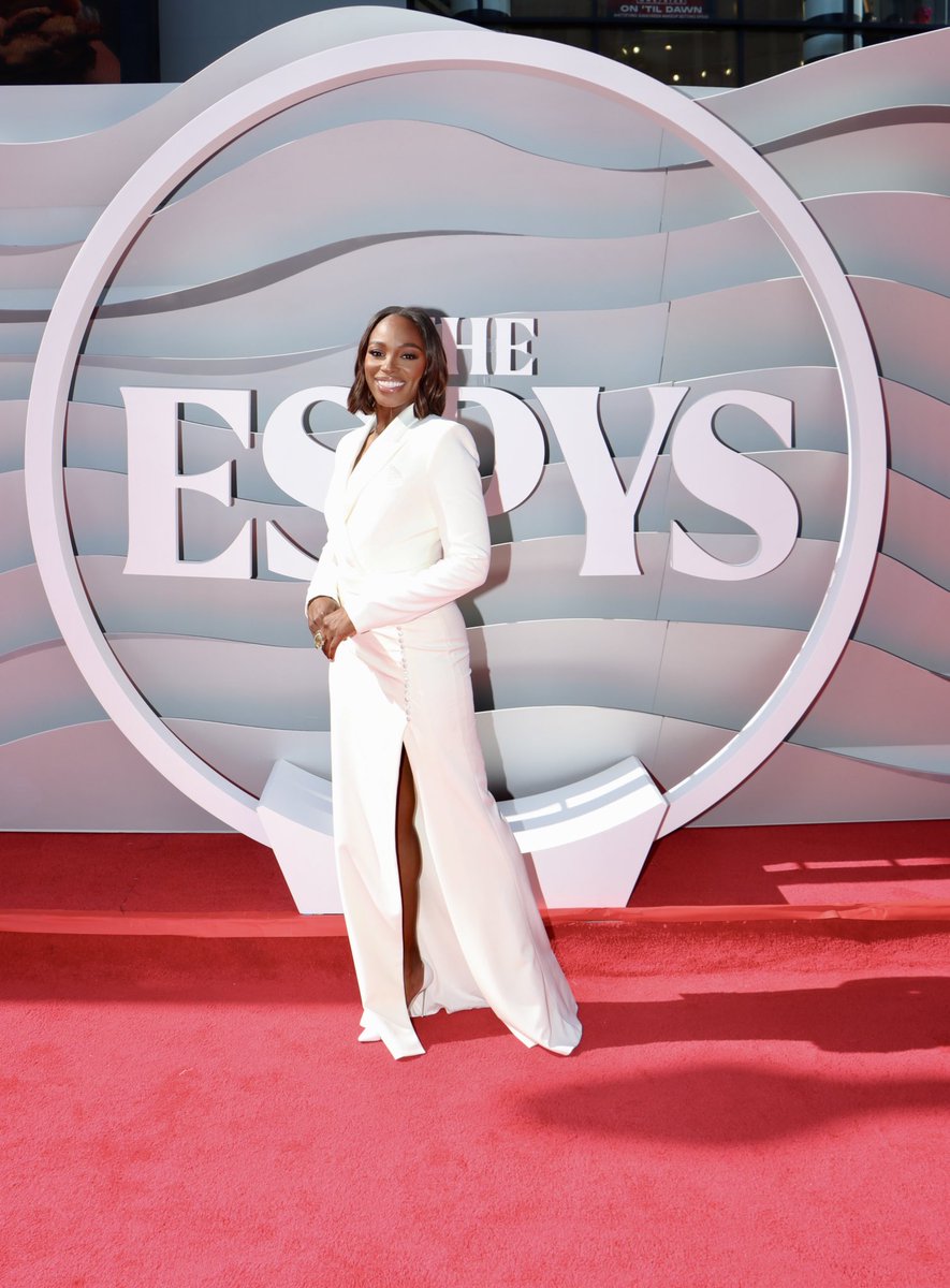 SloaneStephens's tweet image. Honored. Humbled. On a mission.
Thank you @ESPYS for the 2025 Muhammad Ali Sports Humanitarian Award.
This isn’t just about me, it’s about the kids we show up for, the work we believe in, and the future we’re building. One opportunity at a time 🤍 @SS_FDN