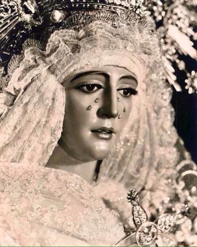 “Tener miedo es humano, pero rendirse ante él es olvidar que la ESPERANZA siempre camina contigo. Cree en ti, porque si piensas que no puedes… no podrás.”