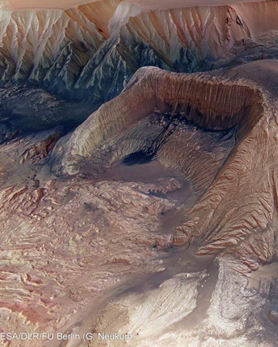 StarWalk's tweet image. 🚨 Breaking News from Mars! 🚀
ESA’s Mars Express captured this stunning view of Hebes Chasma — an isolated chasma just north of Valles Marineris. At its heart sits Hebes Mensa, a 5 km-high mesa with a dramatic horseshoe-shaped chunk missing. 😲
🔍 What went down?
That chunk…