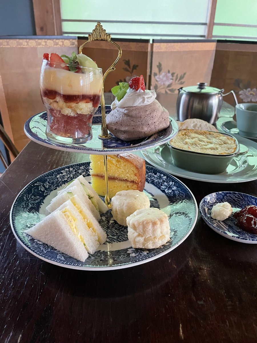 Which afternoon tea is your favorite?

写真1枚目、通常アフタヌーンティー　¥3200
写真2枚目　サマーアフタヌーンティー(本店) ¥3500
写真3枚目　コテージパイ付きアフタヌーンティー(コテージ) ¥3700
※お値段は全て税込です。

３連休にまだ間に合いますよ♡

#アフタヌーンティー