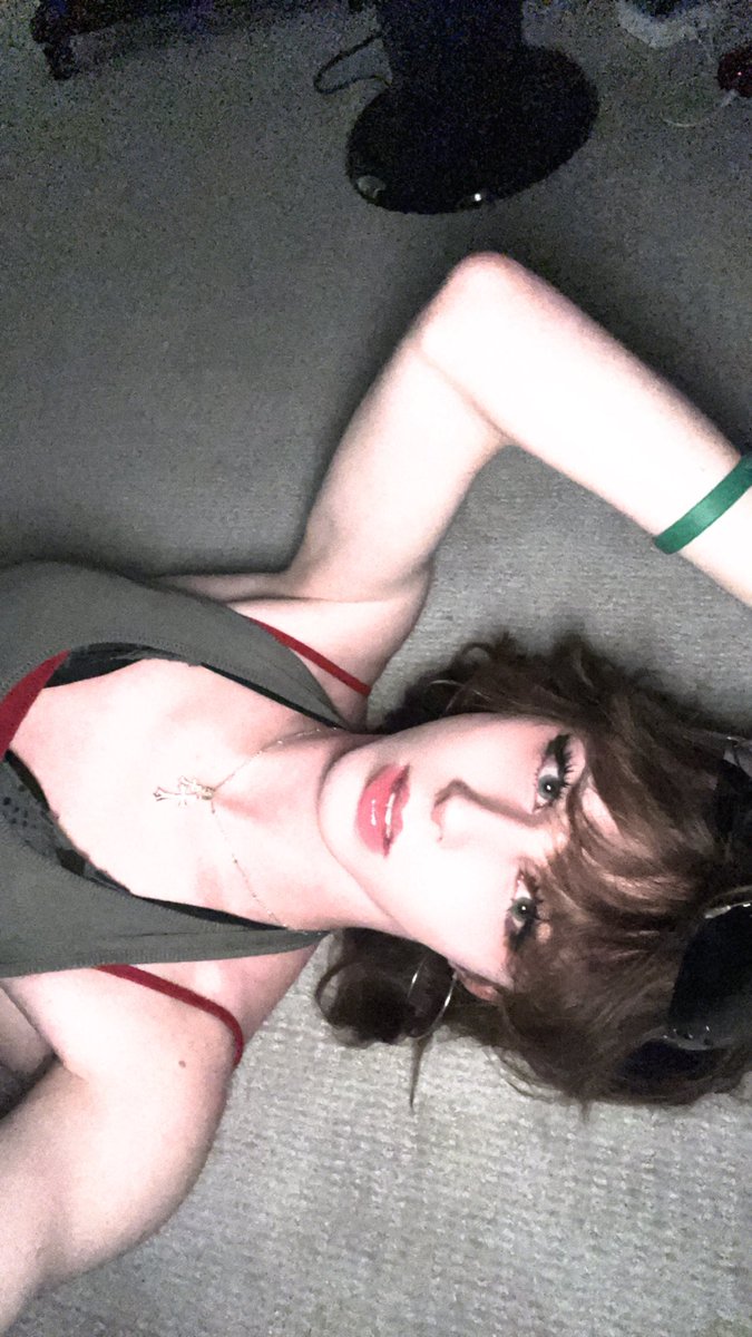 weirdrandomguy5's tweet image. finally got some lip gloss! #femboy #crossdresser
